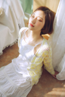 俄女网红办半裸派对